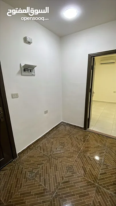 شقه مع رووف (300متر ) قرب شارع الاستقلال ضاحيه الاقصى