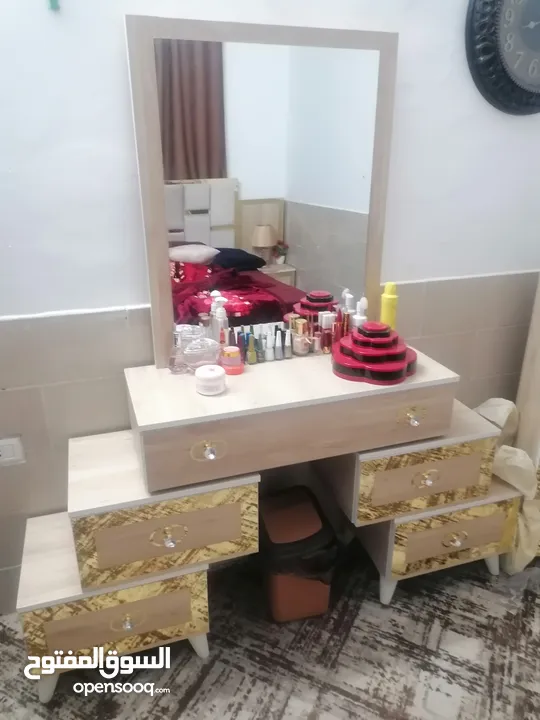 غرفة نوم استخدام شهرين فقط خشب عادي مش زان مع فرشتها فقط شهرين وما تم النصيب