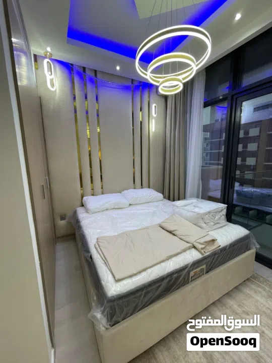 شقه كامله الخدمات غرفه وصاله بجوار اكبر بحيره صناعيه بأقل سعر بكل دبي