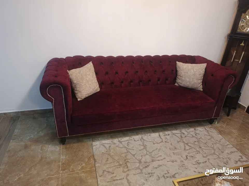 طقم كنب فاخر تفصيل خاص للبيع بحالة ممتازة جداً وبسعر مغري كامل التفاصيل موجودة