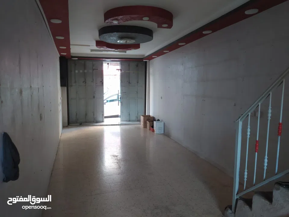 محل تجاري للضمان في رام الله البلد .. مقابل شارع الحسبة .. بجانب بنك القاهرة عمان سابقا