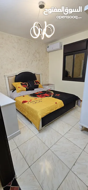 شقة مفروشة فاخرة للايجار مساحة 90 غرب شارع الجامعة ب 200م وشمال مسجد علياء التل
