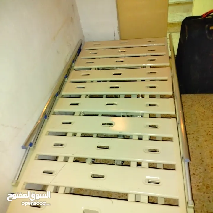 سرير طبي كهربائي