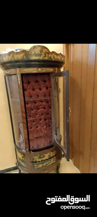 فضيه فيها رفوف قزاز وموبرا مقوى مش قزاز