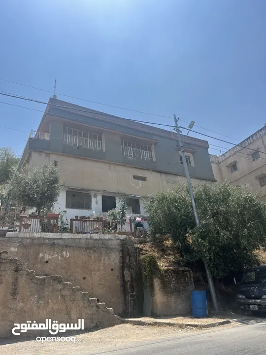 قطعة أرض مع منزل طابقين للبيع في مدينة السلط-نقب الدبور