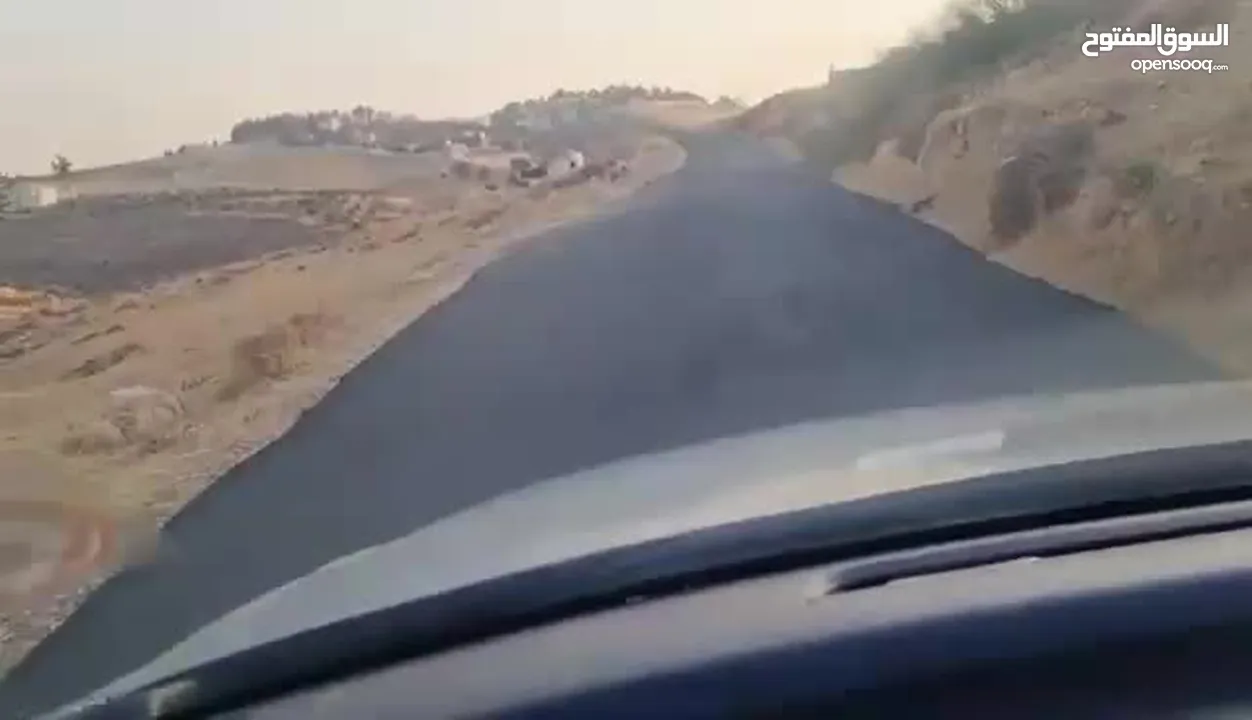 ارض 675 م غرب عمان/مرج الحمام/المشبك.عشارع اسفلت سكن ب 6 د عن دوار شوابكة والمريشد.منطقة خدمات وفلل