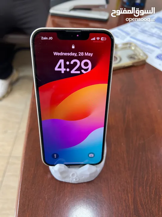 آيفون 14 ابيض