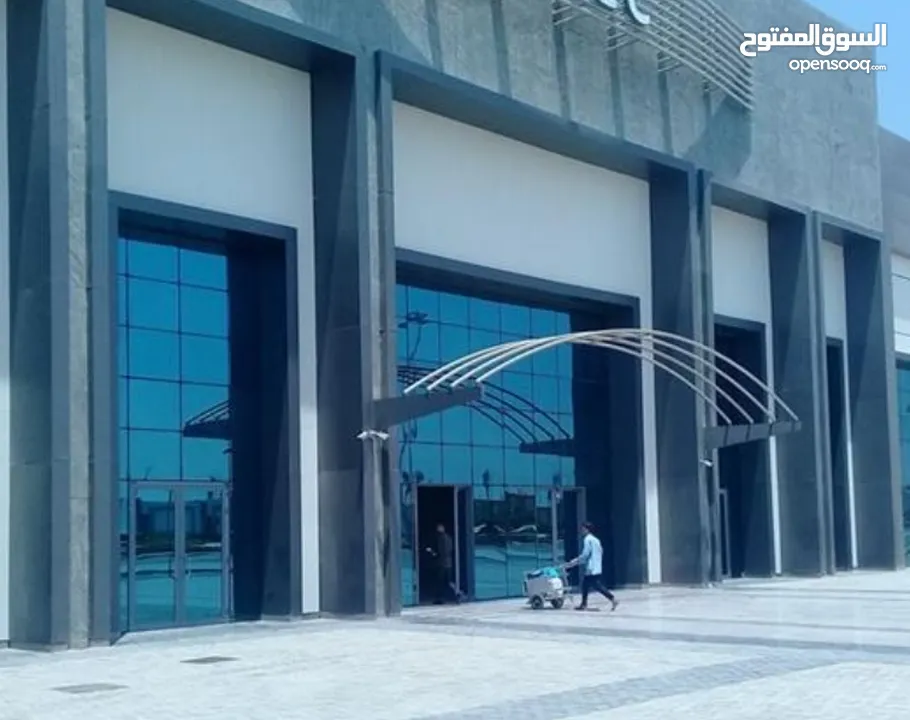 (محل تجاري للبيع خلو )مع سدة كاملة على طول المحل