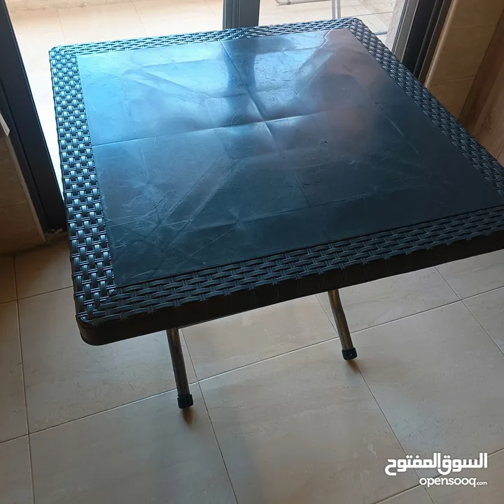 طاولة بلاستيك لون بني إستعمال بسيط