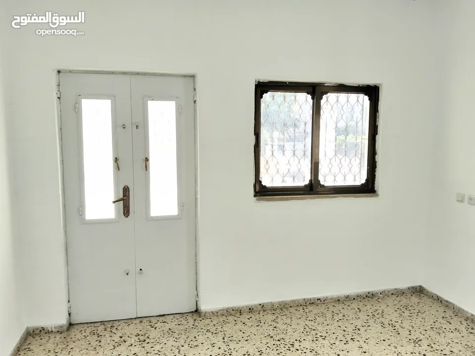 شقة للايجار حلحول الشارع الرئيسي