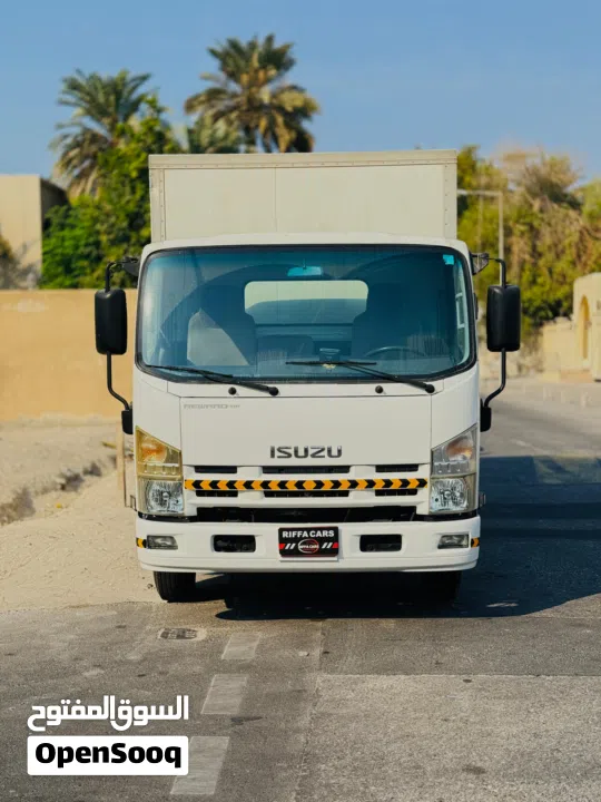Izuzu NPR Box Cargo Truck (covered Body) 6 wheels Year-2016.Single owner used Cargo Truck