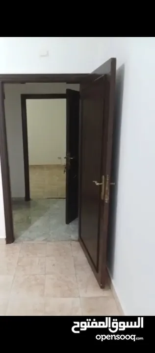 شقة فارغة للايجار في شارع مكة 200