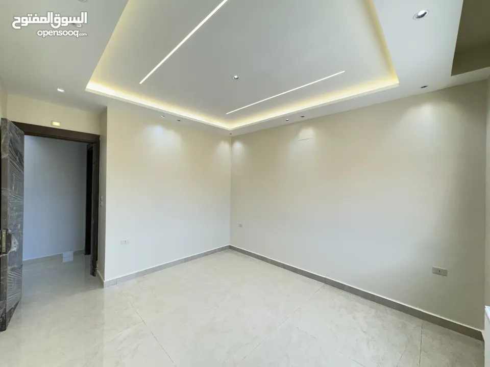شقة مميزة للبيع طابق اول 185 م طريق المطار خلف المدارس العالمية  منطقة الحويطي