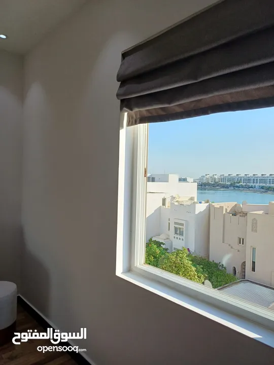 امواج شقه مطله على البحر للبيع