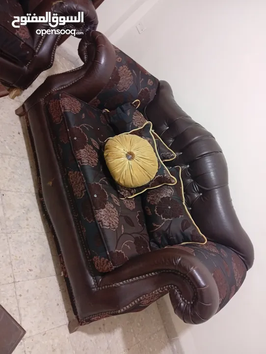 طقم كنب مع طاولة سفرة واربع كراسي