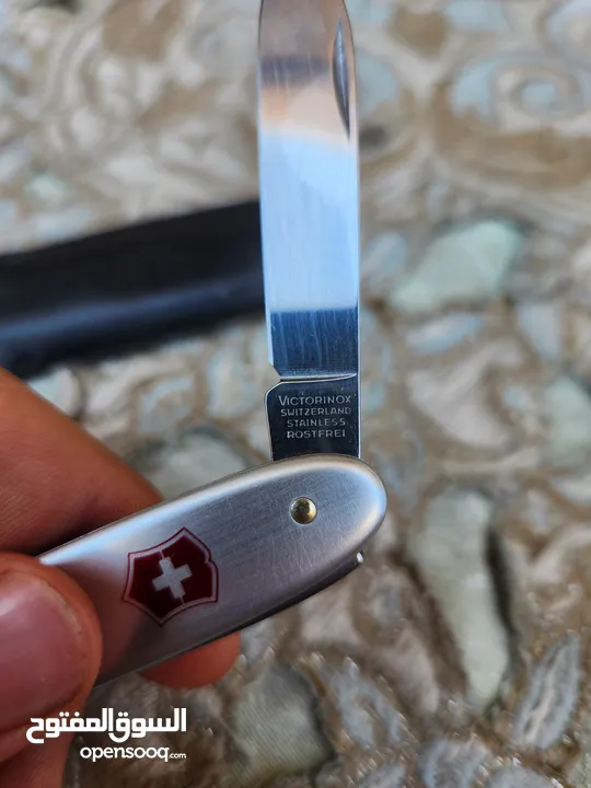 Victorinox   سكين فيكترونكس سويسري أصلي 100% بحال الجديد مع جرابه الأصلي.