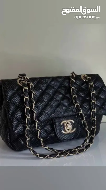 شنط شانيل حجم وسط   كوبي ون بنفس شكل الأصلي وبخامة عملية جدًا! وأنيق و انوثي متوفر بلون احمر و اسود