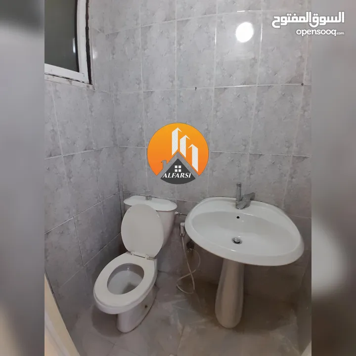 شقة طابق اول مع بلكونة ومصعد للإيجار في افضل وارقى المواقع في ضاحية الاقصى واسعة