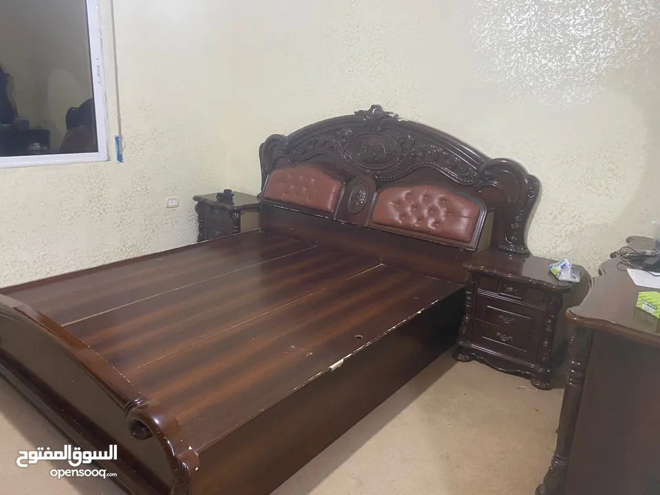 غرفة نوم ثقيلة للبيع بحالة ممتازة