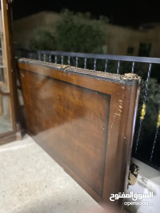 غرفة سفرة كاملة مكونة من طاولة كبيرة مع زجاج سكريت و  8 كراسي وباترينا وتواليت كبير
