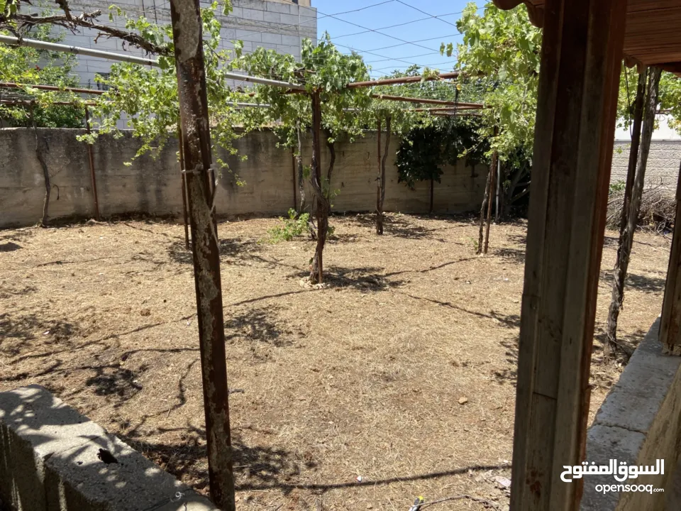 ارض مع بناء قائم