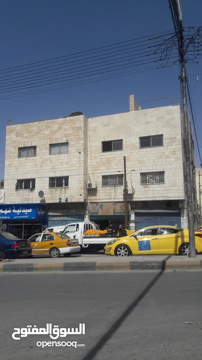 مجمع تجاري للإيجار بدون خلو في موقع مميز في الزرقاء حي معصوم الشارع الرئيسي جوار دوار معصوم