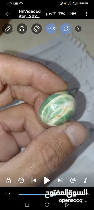 حجر كريم اخضر مع عروق بيضاء