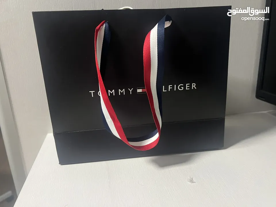 محفظه tommy hilfgher الاصليه . فخامه و رايقه و بتلبق لجميع الشباب . بلونها البني ال casual الراقي