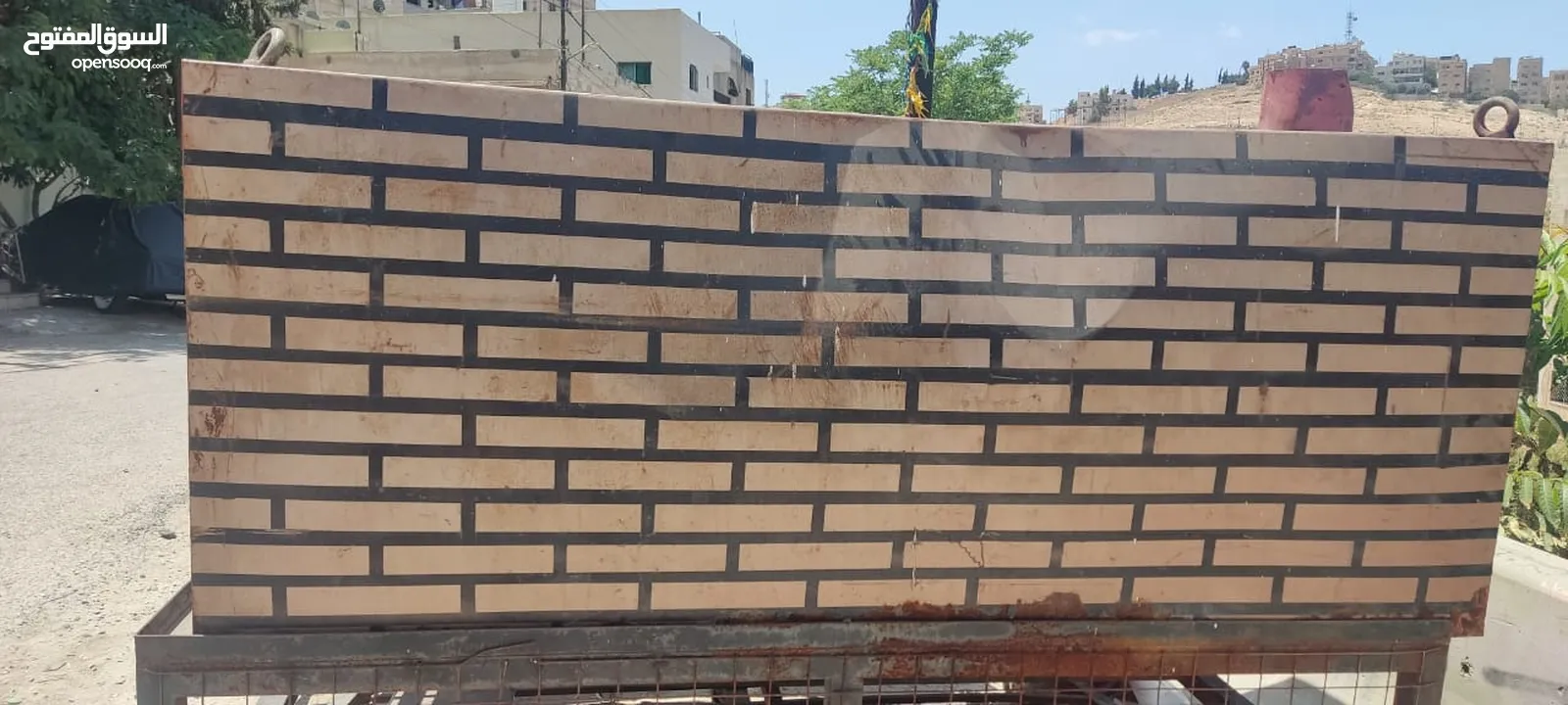 فرن حجر معزول مع طاولتين رخام بحال الجديد