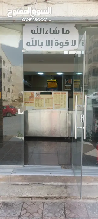 مطعم  بيتزا ومناقيش وسناكات للبيع في منطقة شفا
