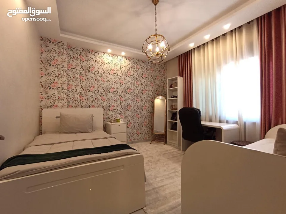 شقة اخير مع روف للبيع خلف المدارس العالمية - 14584