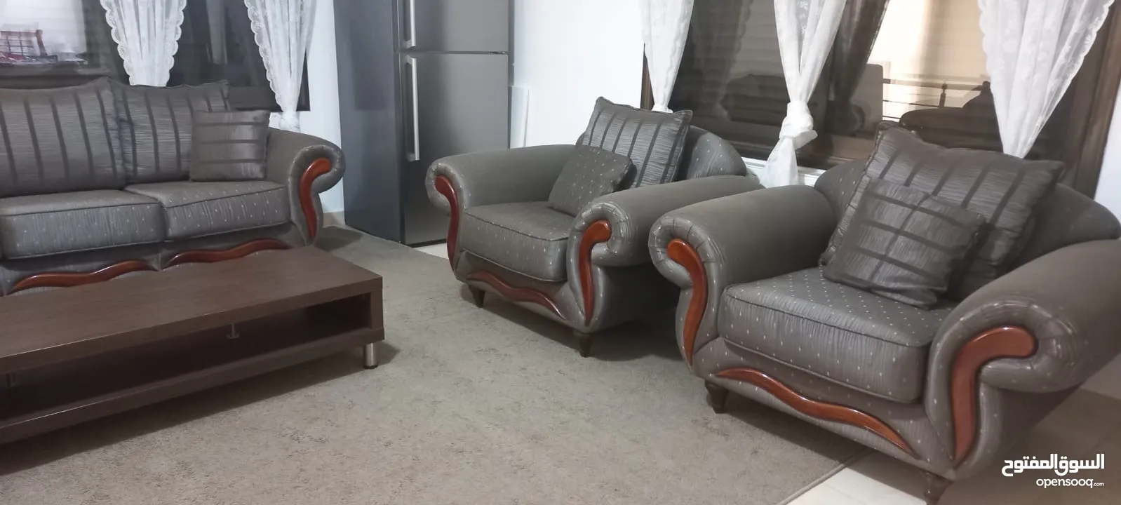 طقم كنب خشب ماليزي من الامارات + طاولة تلفزيون