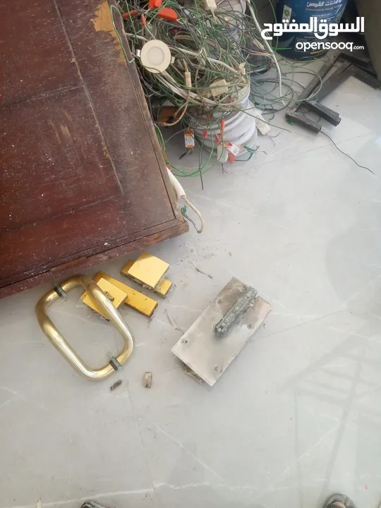 باب خشب بحاله جيده كامل بسعر جيد وماكنه سيكوريت مع اكسسوارت الباب ايطاالي