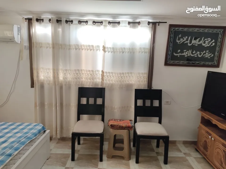 شقة مفروشة للأجار في حي البساتين بالقرب من شارع المدارس وصالات الأمير ، موقع مميز ومنطقة هادئة