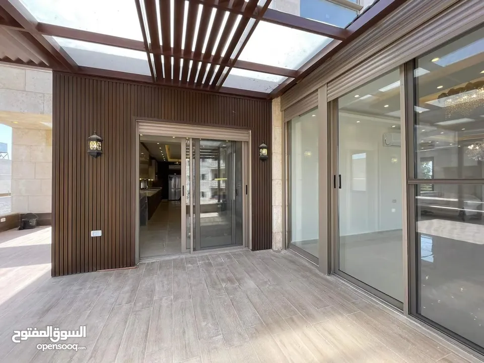 شقة طابقية (سكن خاص) للبيع بإطلالة (بانارومية) وجميلة جداً على السيتي مول وحدائق الحسين وقرب مكة مول