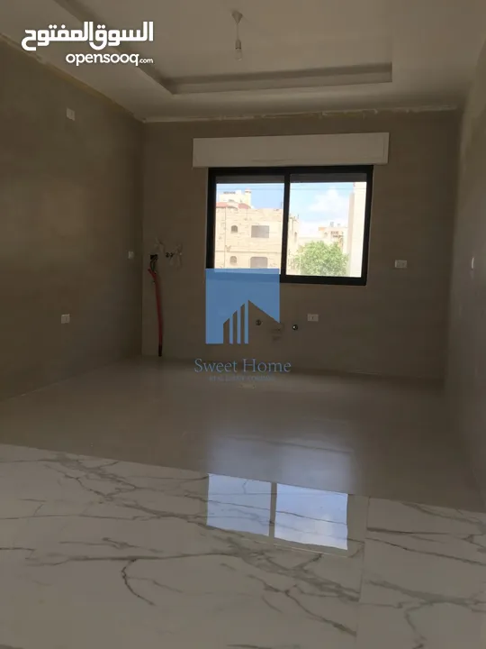 شقة أرضية فاخرة للبيع في الجندويل  - مقابل أسواق السلام 130م مع ترس 30م لم تسكن