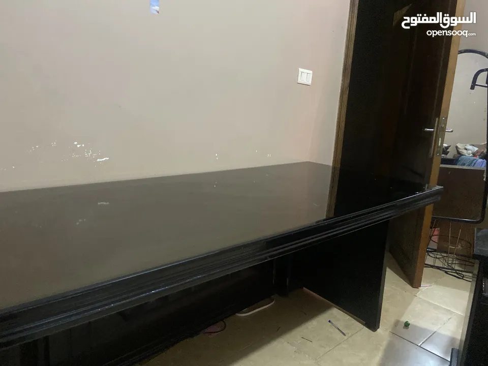 مكتب للشركات خشب اصلي مستعمل يوم واحد بحاله جديده و مكتب صغير يوجد معو