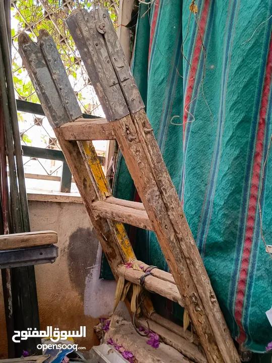 سقاله وسلالم وماتور كهرباء وقبان للبيع