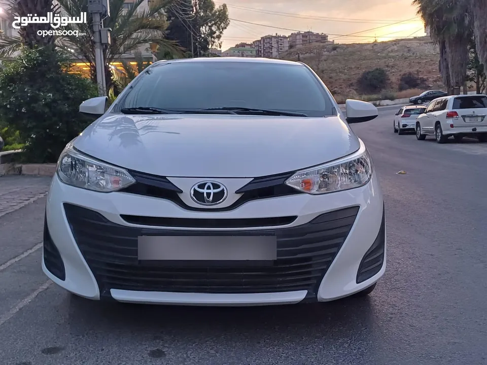 تويوتا يارس 2019   ماتور 1500cc بسعر 11500 دينار  الشكل الجديد فحص كامل 7 جيد بدون ملاحظات او قصعات