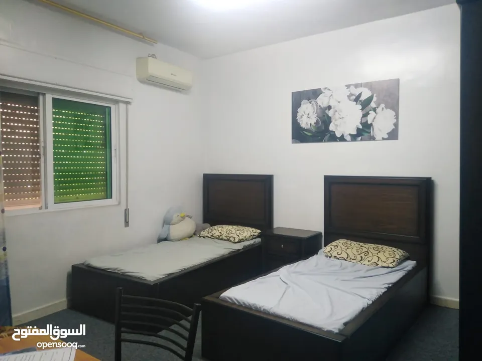 شقة للبيع طابق اول  مساحة 137م في ضاحية الامير حسن 3 غرف نوم  الشقة بحالة ممتازة وموقع مخدوم