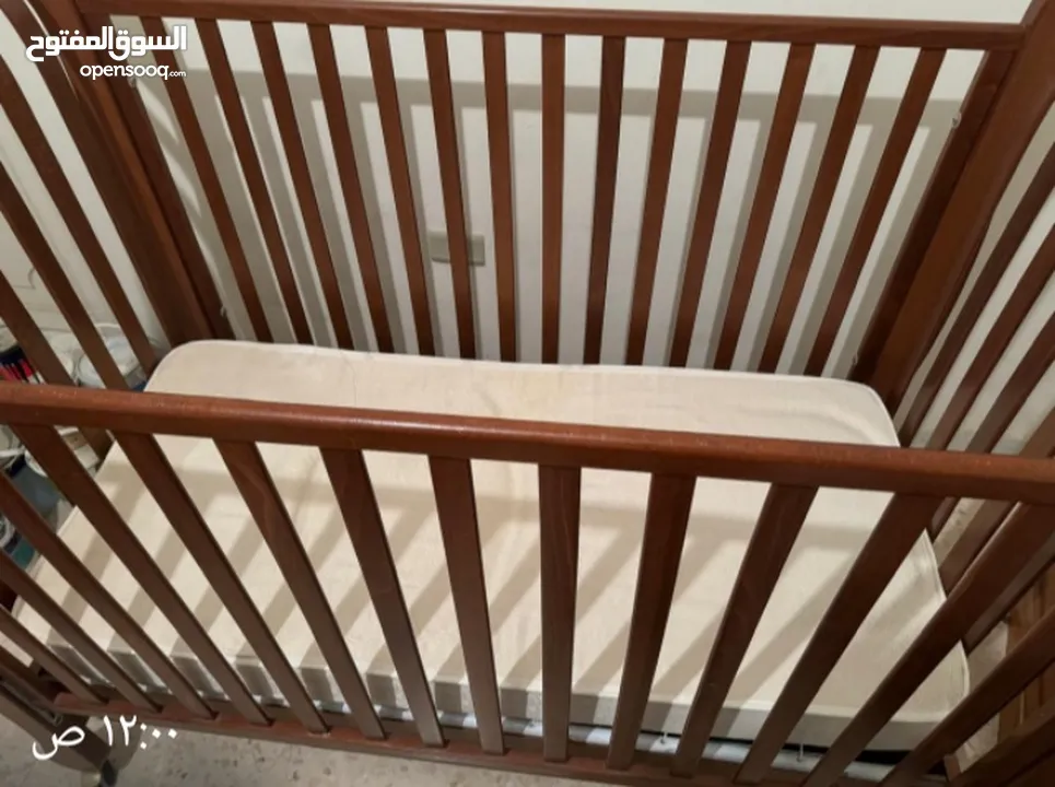 تخت بيبي بحاله الوكاله  بحاله ممتازه    كرسي طعام كرسي سياره ..car seat...بحاله الوكاله...كل الأغراض