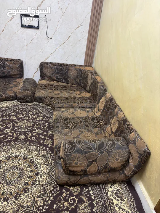فرشات و بوفيه للبيع بسعر مغري جداً  بالزرقاء