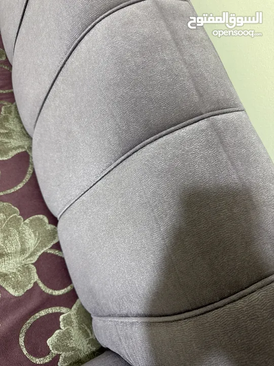 طقم كنب بحالة جيدة كورنر مع مقعدين لون بنفسجي فاتح بسعر جيد للبيع المستعجل