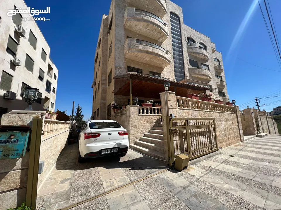 شقة للبيع في أجمل مناطق عمان في تلاع العلي الشمالي بإطلالة خلابة و تصميم ولا أروع و بمساحات 180م