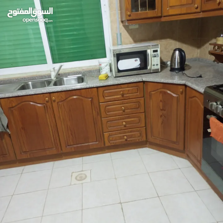 شقة مفروشة أرضية للايجار في ضاحية الرشيد 4 مكيفات بكل غرفة مكيف وبئر ماء خاص للشقة