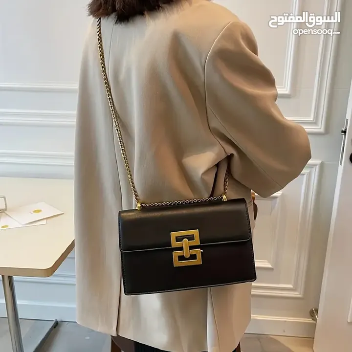 حقيبة كتف نسائية أنيقة بحزام سلسلة ـ لون أسود أو بني ـ تصميم معدني فاخر
