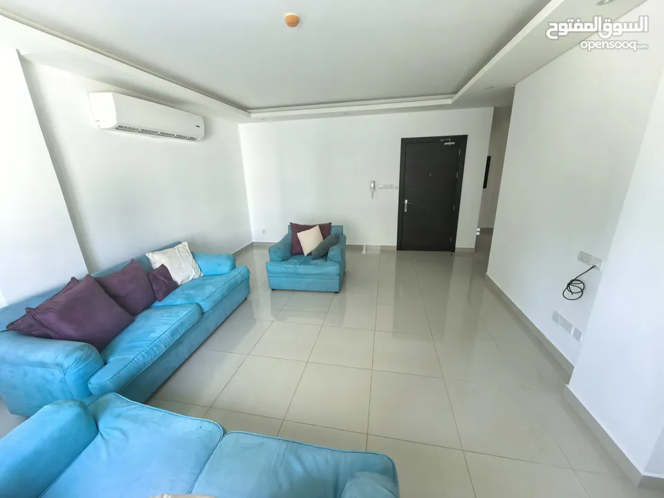 للايجار شقه سكنية نظيفة جدا مع التكييف .مكونة من.  غرفتين صالة ومطبخ  وحمامين موقع ممتاز