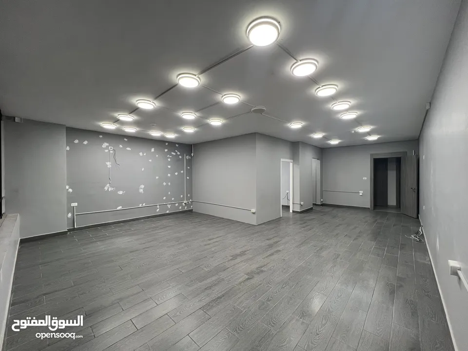 مكتب تجاري للايجار او للبيع في السابع طابق اول مقابل بنك الاردن واجهة امامية على الشارع واجهة كامل.