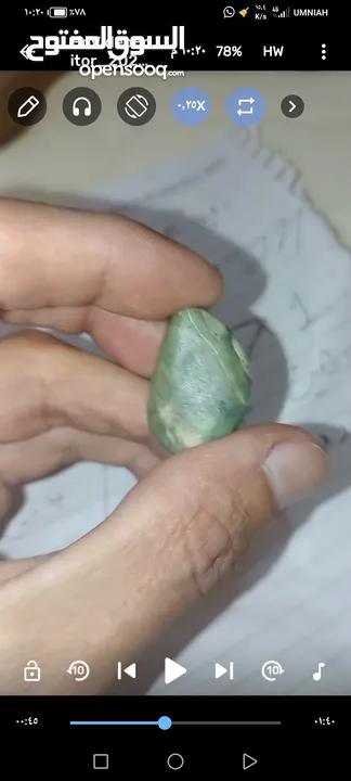 حجر كريم اخضر مع عروق بيضاء
