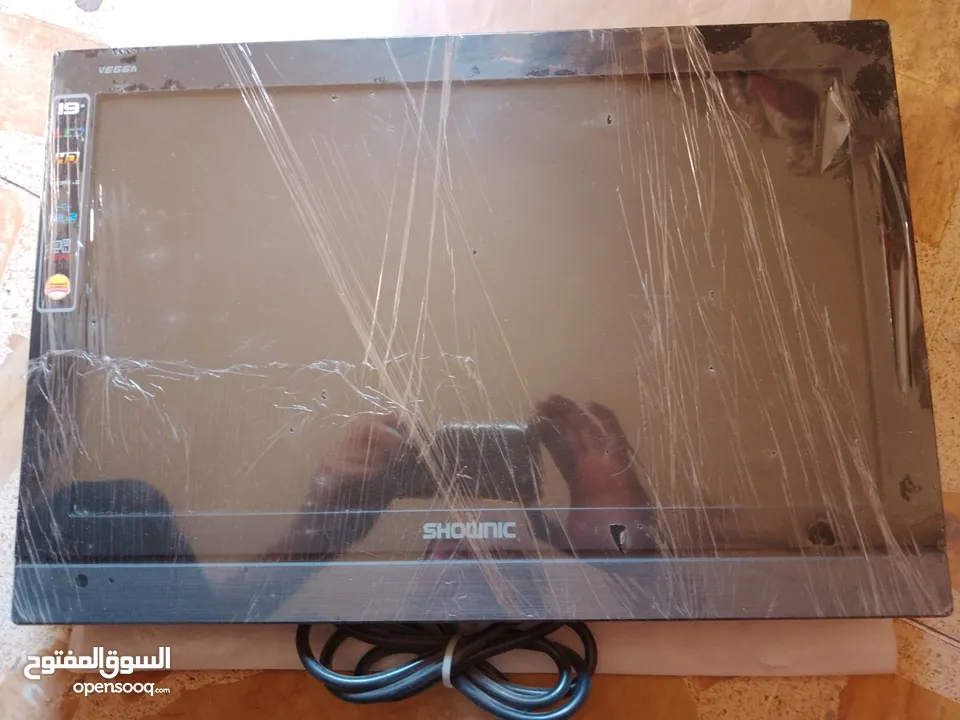 شاشه LCD حجم 19 نظيفه جدا لون اسود نوع شونك تصلح لتنصيب الكاميرات لربط الستلايت مونتير للحاسب